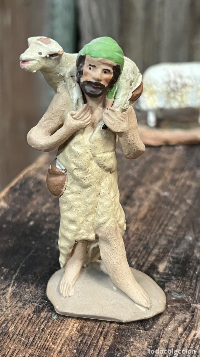 Figuras de Bel&eacute;n: Figura barro Bel&eacute;n antigua pastor con turbante y oveja a hombros Murcia ? 9,5cms