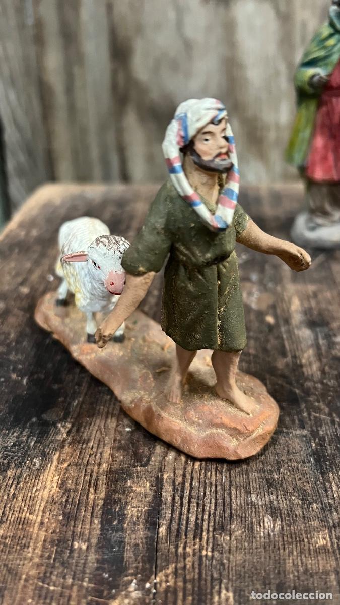 Figuras de Bel&eacute;n: Figura barro Bel&eacute;n antigua pastor con turbante y oveja Murcia ? 9x10,5cms