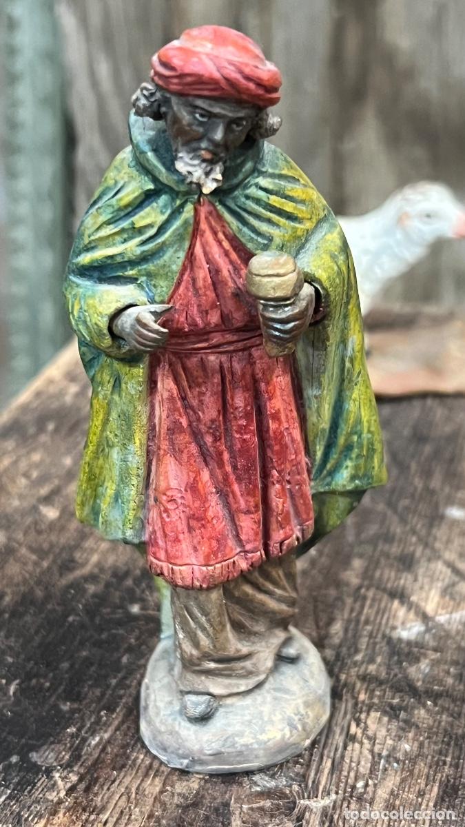Figuras de Bel&eacute;n: Figura barro Bel&eacute;n antigua Baltasar rey mago de color con ofrenda a pie Murcia ? 11cms