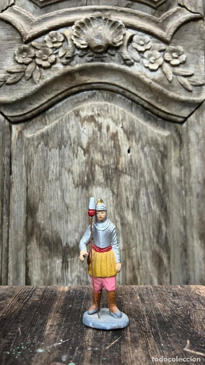 Figuras de Bel&eacute;n: Figura barro Bel&eacute;n antigua romano con lanza y armadura Murcia ? 9,5cms