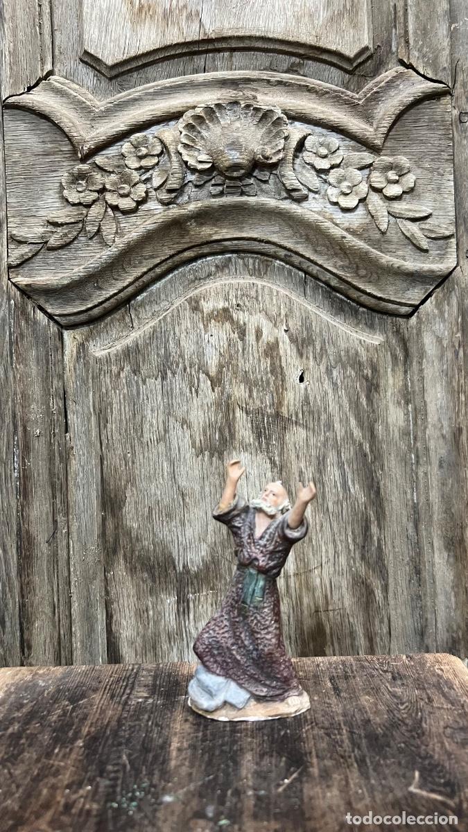 Figuras de Bel&eacute;n: Figura barro Bel&eacute;n antigua hombre con barba alzando brazos j&uacute;bilo Murcia ? 12cms