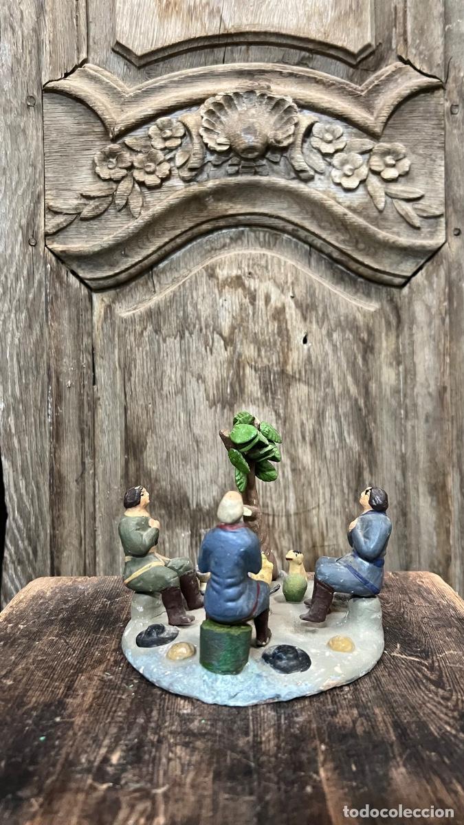 Figuras de Bel&eacute;n: Figura barro Bel&eacute;n antigua tres hombres guiso rezando Murcia ? 10,5x14cms