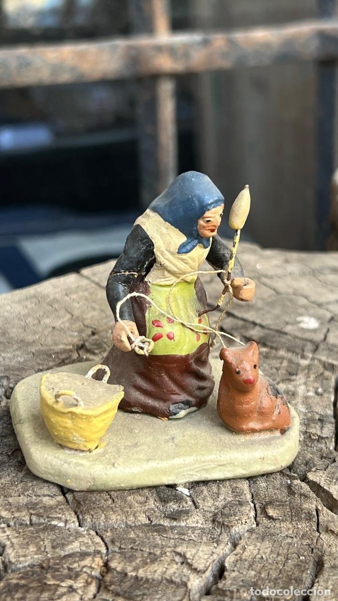 Figuras de Bel&eacute;n: Figura barro Bel&eacute;n antigua hilandera con perro cacharreria murcia