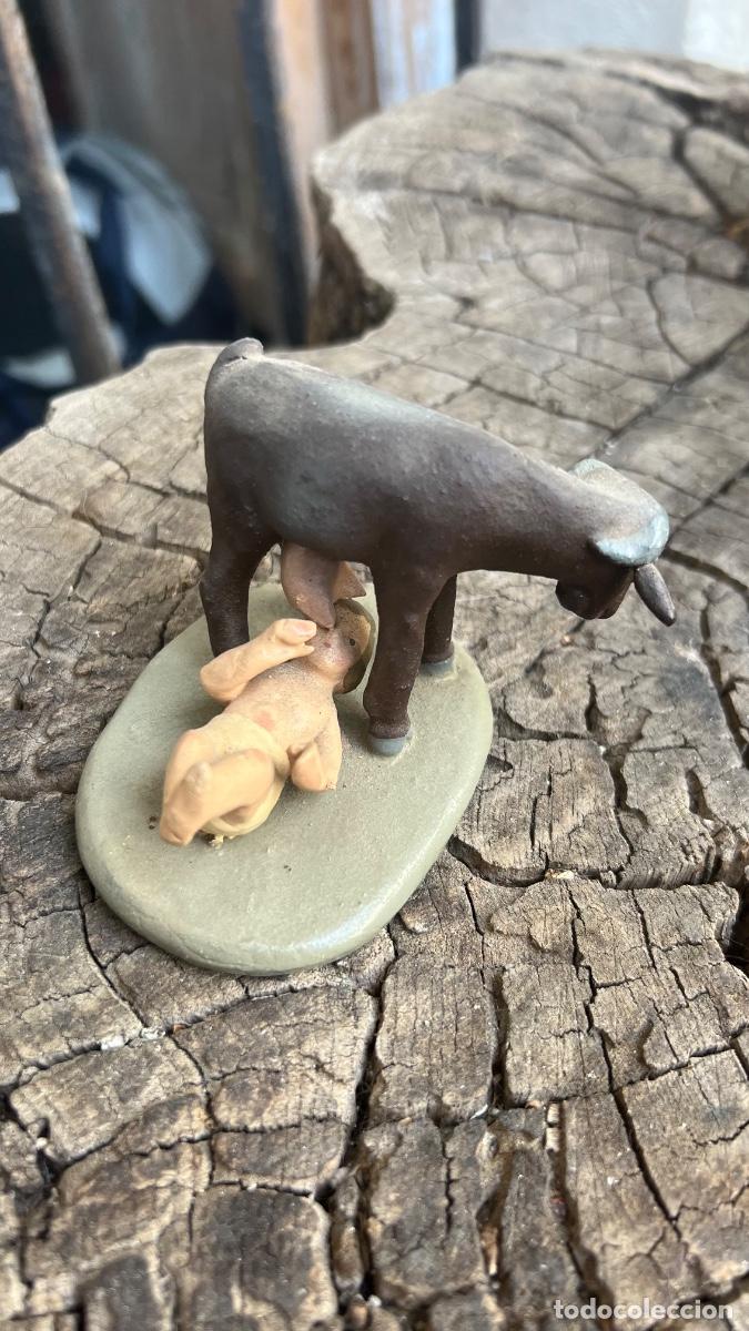 Figuras de Bel&eacute;n: Figura barro Bel&eacute;n antigua ni&ntilde;o amamantado por cabra bebiendo leche cacharreria murcia