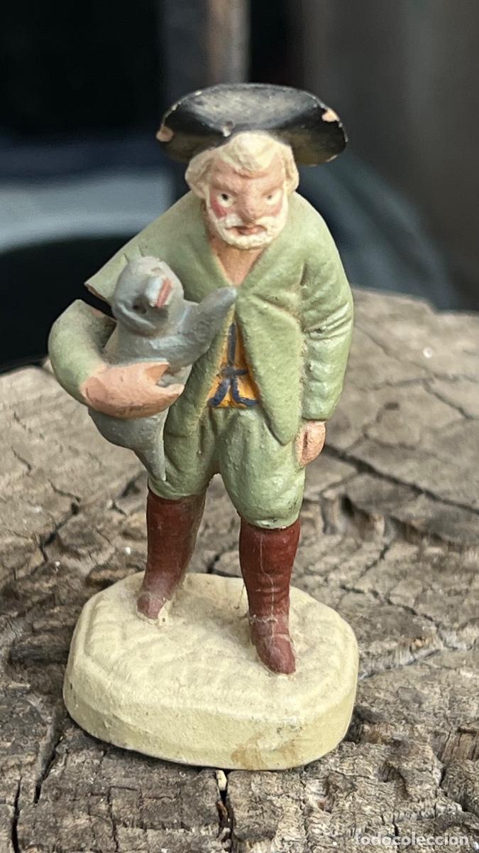 Figuras de Bel&eacute;n: Figura barro Bel&eacute;n antigua hombre sombrero cochinillo ofrenda en brazos cacharreria murcia