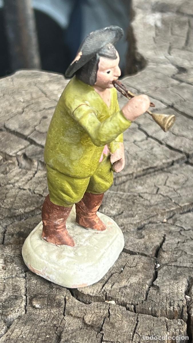 Figuras de Bel&eacute;n: Figura barro Bel&eacute;n antigua hombre sombrero tocando trompeta cacharreria murcia