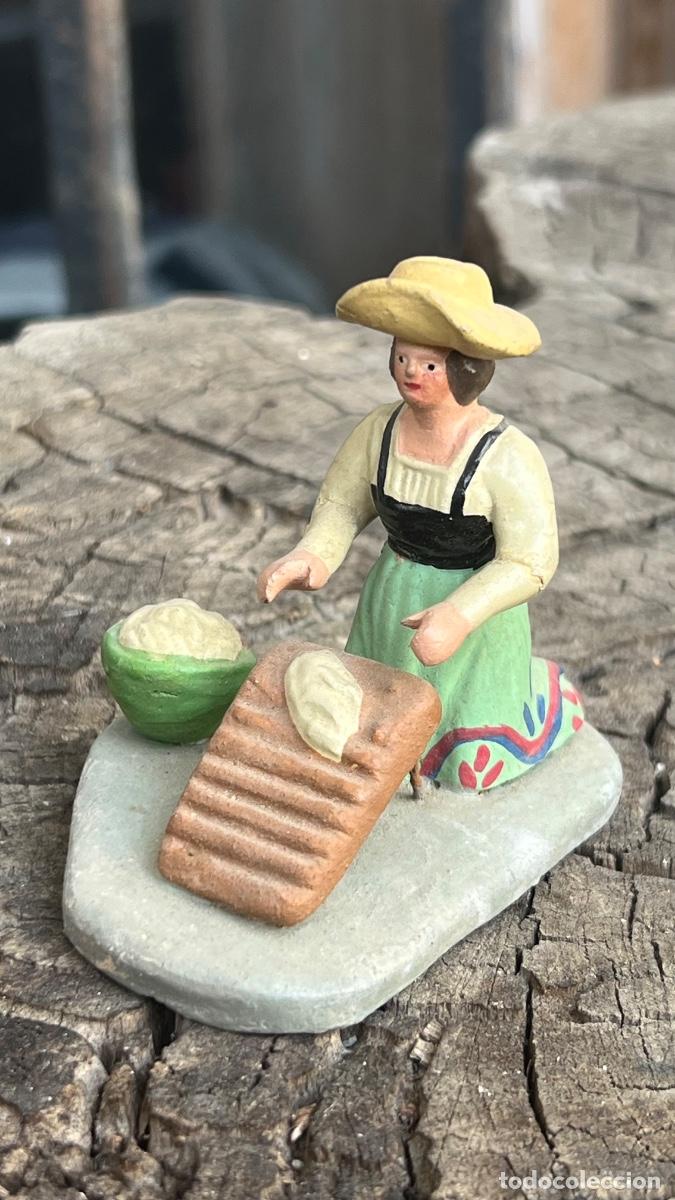 Figuras de Bel&eacute;n: Figura barro Bel&eacute;n antigua mujer sombrero lavandera arrodillada cacharreria murcia
