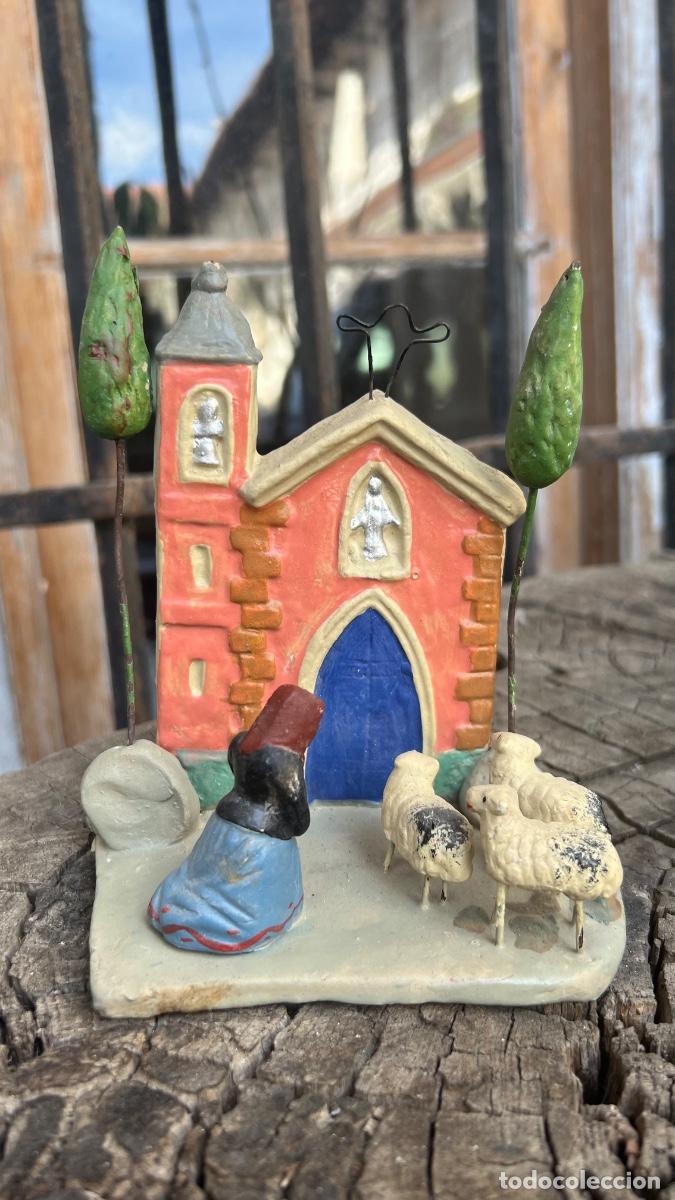 Figuras de Bel&eacute;n: Figura barro Bel&eacute;n antigua pastora ovejas rezando rodillas ante iglesia cacharreria murcia