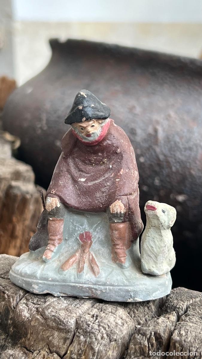 Figuras de Bel&eacute;n: Figura barro Bel&eacute;n antigua hombre con manto sombrero calent&aacute;ndose sentado fuego cacharreria murcia