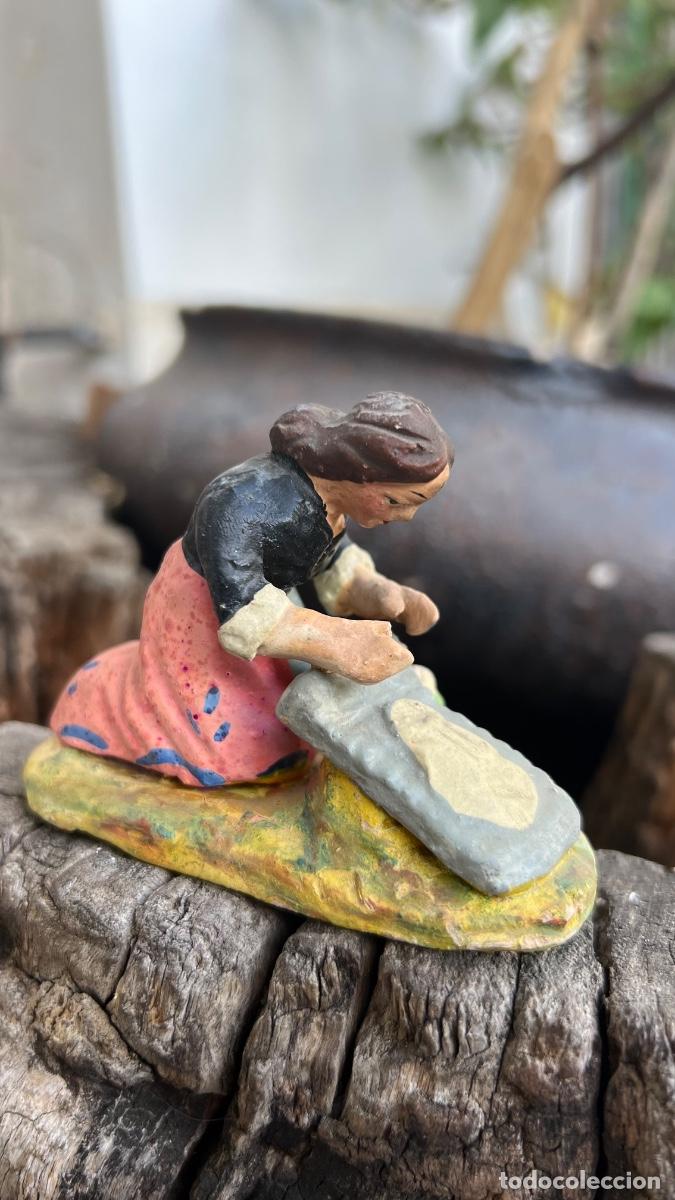 Figuras de Bel&eacute;n: Figura barro Bel&eacute;n antigua lavandera arrodillada lava ropa ortigas firma cacharreria murcia