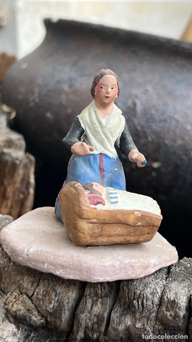 Figuras de Bel&eacute;n: Figura barro Bel&eacute;n antigua mujer cuna meciendo beb&eacute; cacharreria murcia