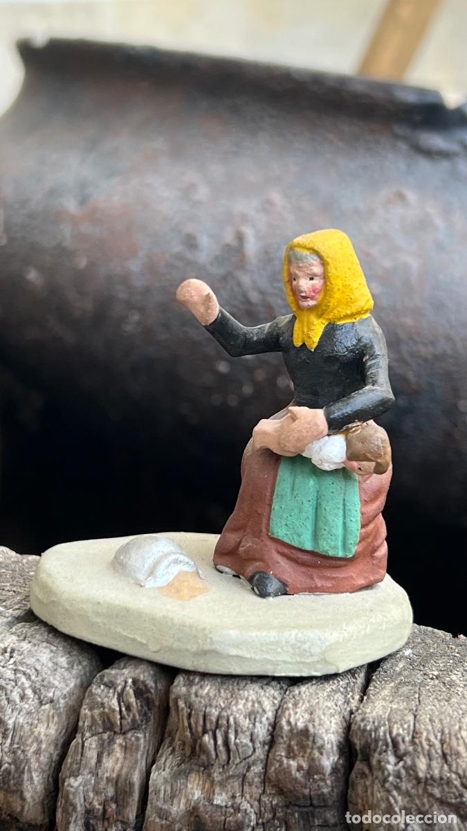 Figuras de Bel&eacute;n: Figura barro Bel&eacute;n antigua mujer vieja azota culete ni&ntilde;o orza rota cacharreria Murcia