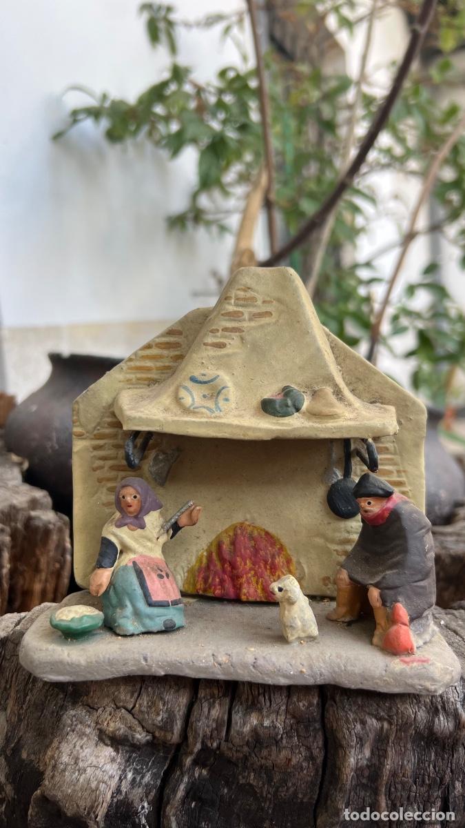 Figuras de Bel&eacute;n: Figura barro Bel&eacute;n antigua mujer vieja hila hombre perro fuego lar hogar cacharreria Murcia