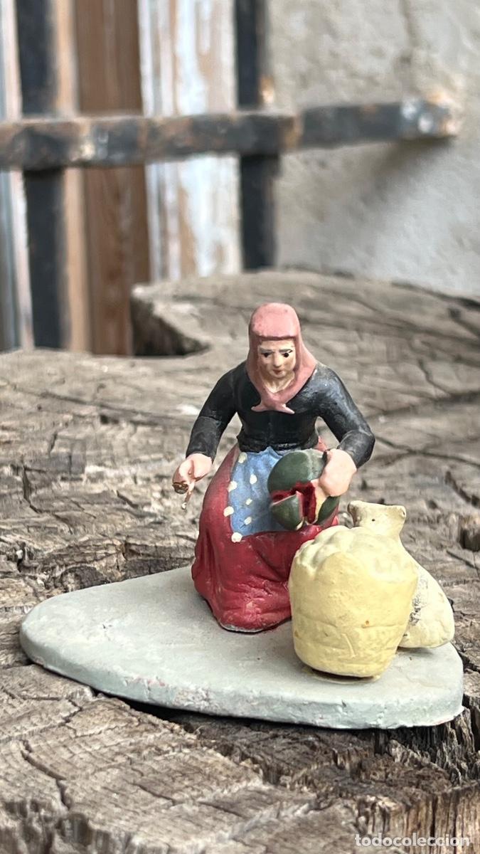 Figuras de Bel&eacute;n: Figura barro Bel&eacute;n antigua mujer frutera corta sand&iacute;a perro cesto cacharreria Murcia