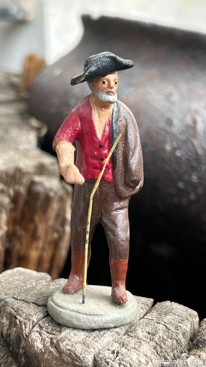 Figuras de Bel&eacute;n: Figura barro Bel&eacute;n antigua hombre sombrero chaqueta al hombro cacharreria Murcia