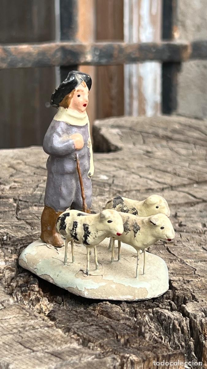 Figuras de Bel&eacute;n: Figura barro Bel&eacute;n antigua hombre pastor tres ovejas cacharreria Murcia
