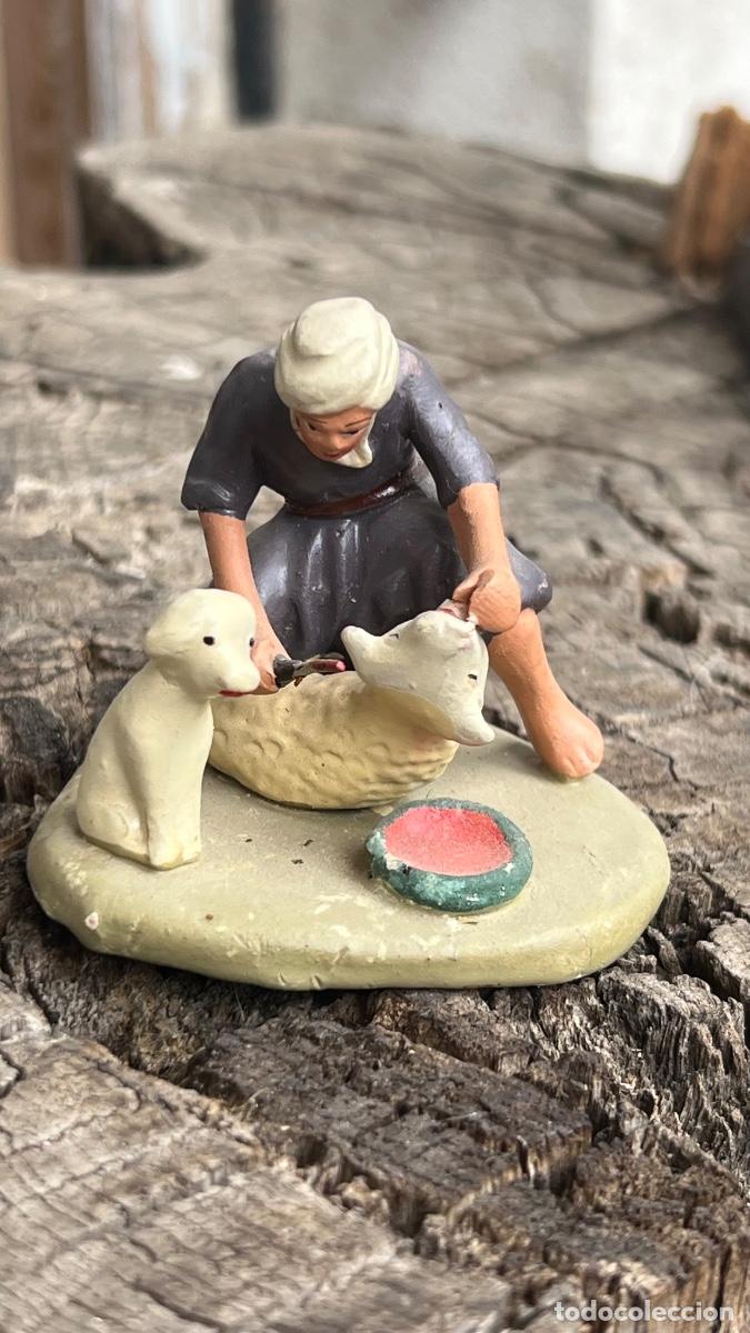 Figuras de Bel&eacute;n: Figura barro Bel&eacute;n antigua hombre degollando cordero sangre cuchillo cuenco perro cacharreria Murcia