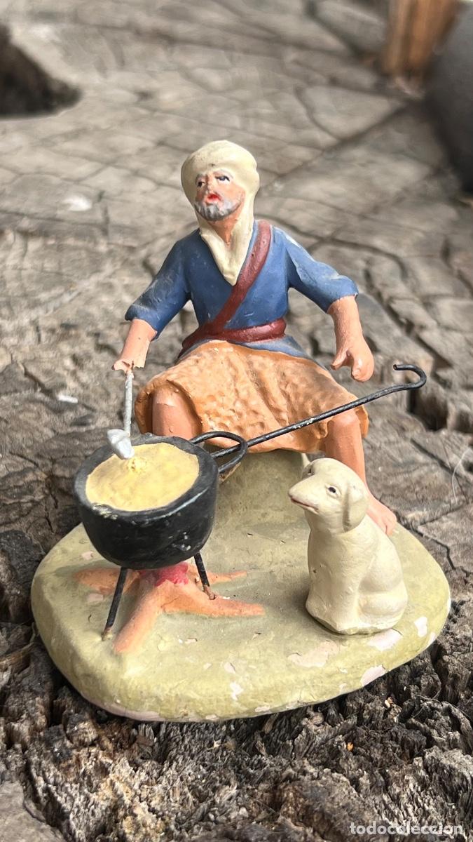 Figuras de Bel&eacute;n: Figura barro Bel&eacute;n antigua hombre turbante cocinando guiso perro cacharreria Murcia
