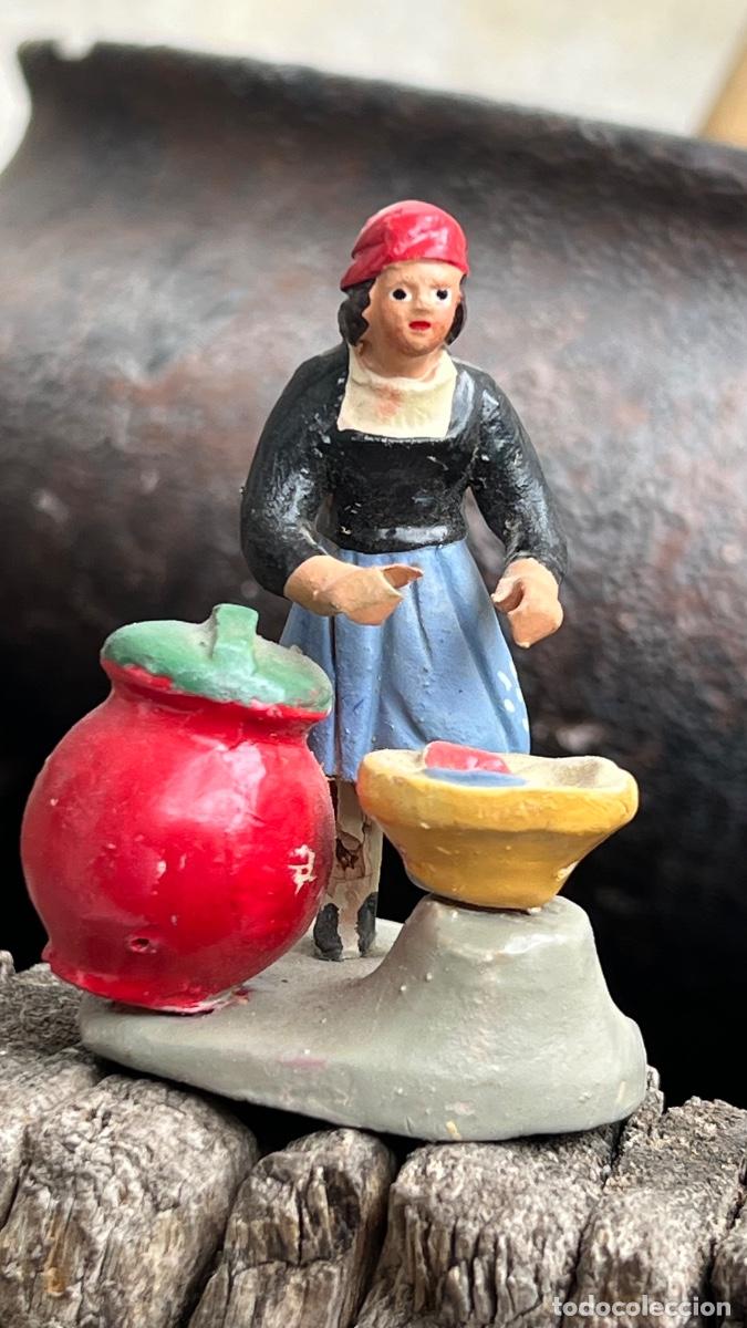 Figuras de Bel&eacute;n: Figura barro Bel&eacute;n antigua mujer cocinando lebrillo enharinando orza tinaja cacharreria Murcia