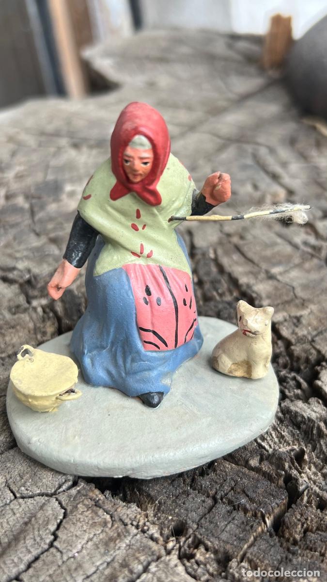 Figuras de Bel&eacute;n: Figura barro Bel&eacute;n antigua mujer perro cocinando puchero cacharreria Murcia
