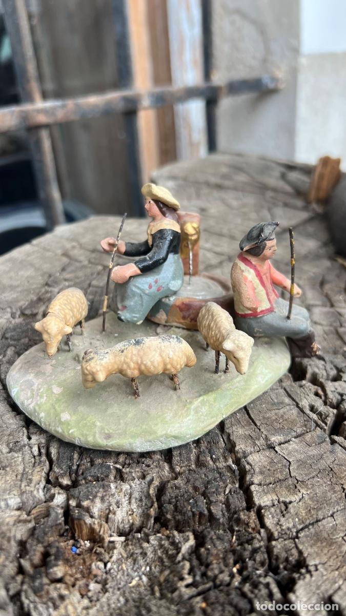 Figuras de Bel&eacute;n: Figura barro Bel&eacute;n antigua pastor pastora descansando en la fuente con ovejas cacharreria Murcia