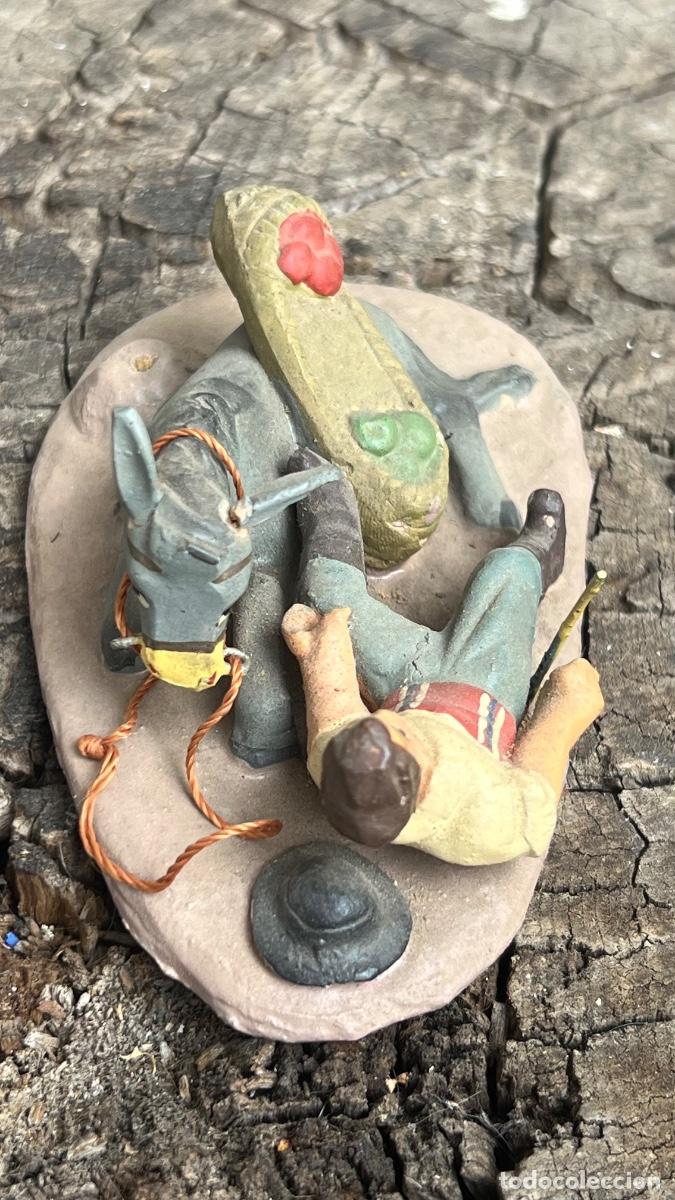 Figuras de Bel&eacute;n: Figura barro Bel&eacute;n antigua arriero ortiga ca&iacute;do suelo burro mal enjaezado tumbado cacharreria Murcia