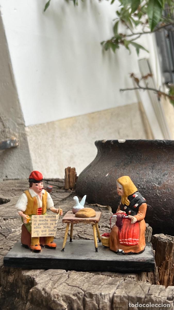 Figuras de Bel&eacute;n: Figura barro Bel&eacute;n antigua pay&eacute;s campesino payesa campesina tejiendo mesa cacharreria Murcia