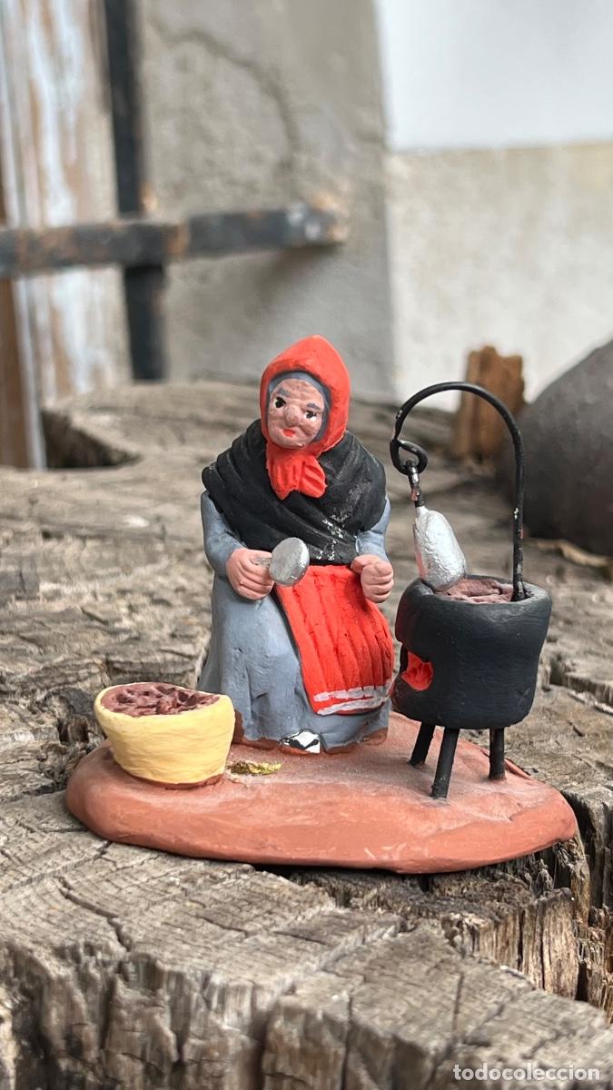 Figuras de Bel&eacute;n: Figura barro Bel&eacute;n antigua anciana cocinando olla cacharreria Murcia