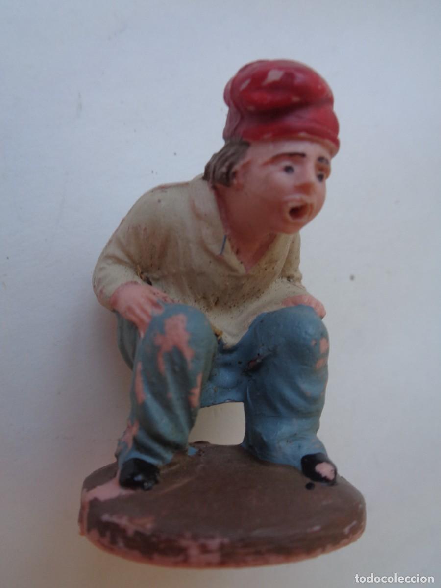 Figuras de Bel&eacute;n: ANTIGUA FIGURITA DE PLASTICO DEL BELEN : CAGANET CATALAN CON BARRETINA