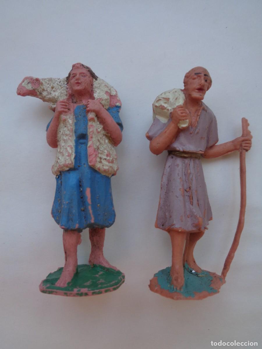Figuras de Bel&eacute;n: LOTE DE 2 ANTIGUAS FIGURAS DE PLASTICO DEL BELEN : PASTORES , CON BORREGO Y CON SACO