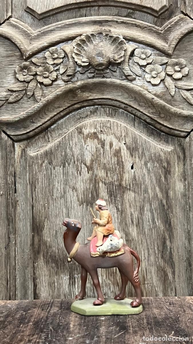 Figuras de Bel&eacute;n: Figura barro Bel&eacute;n antigua hombre turbante camello cordero ofrenda cacharrer&iacute;a Murcia 12,5cms