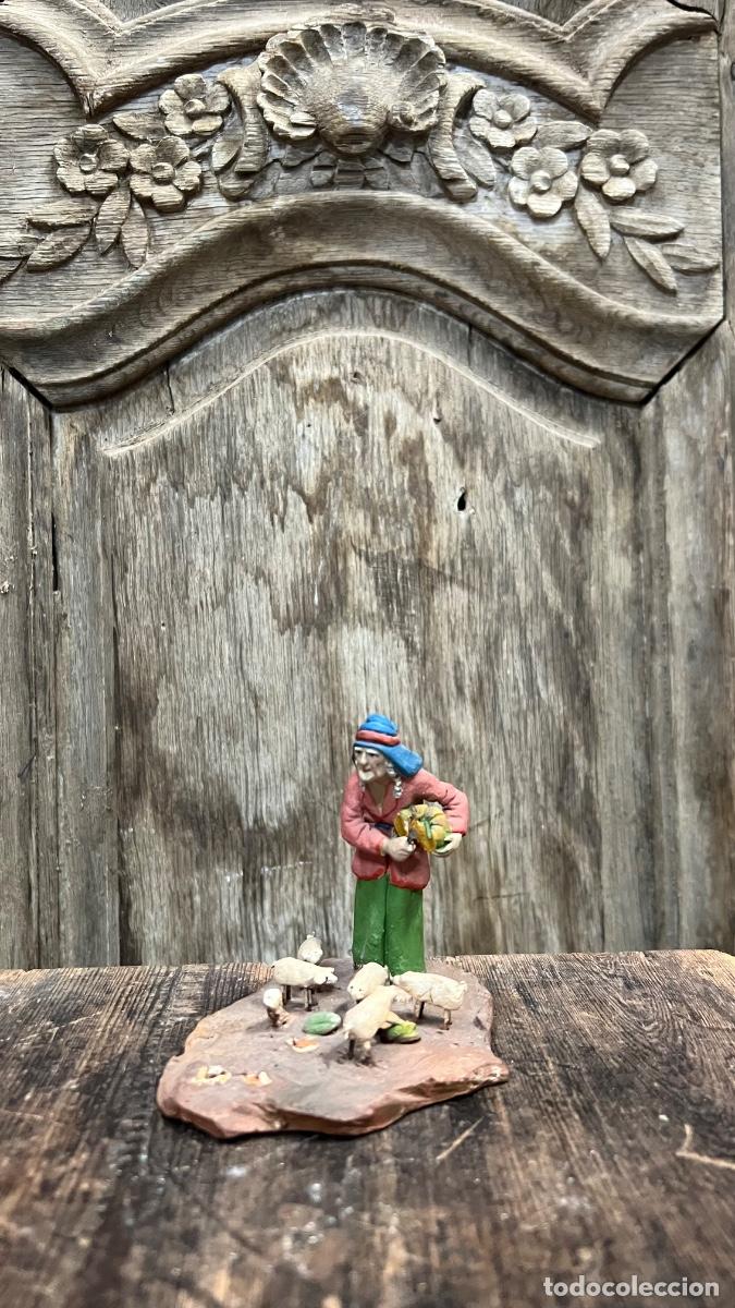 Figuras de Bel&eacute;n: Figura barro Bel&eacute;n antigua anciana da calabaza a cerditos cacharrer&iacute;a Murcia 9x11cms