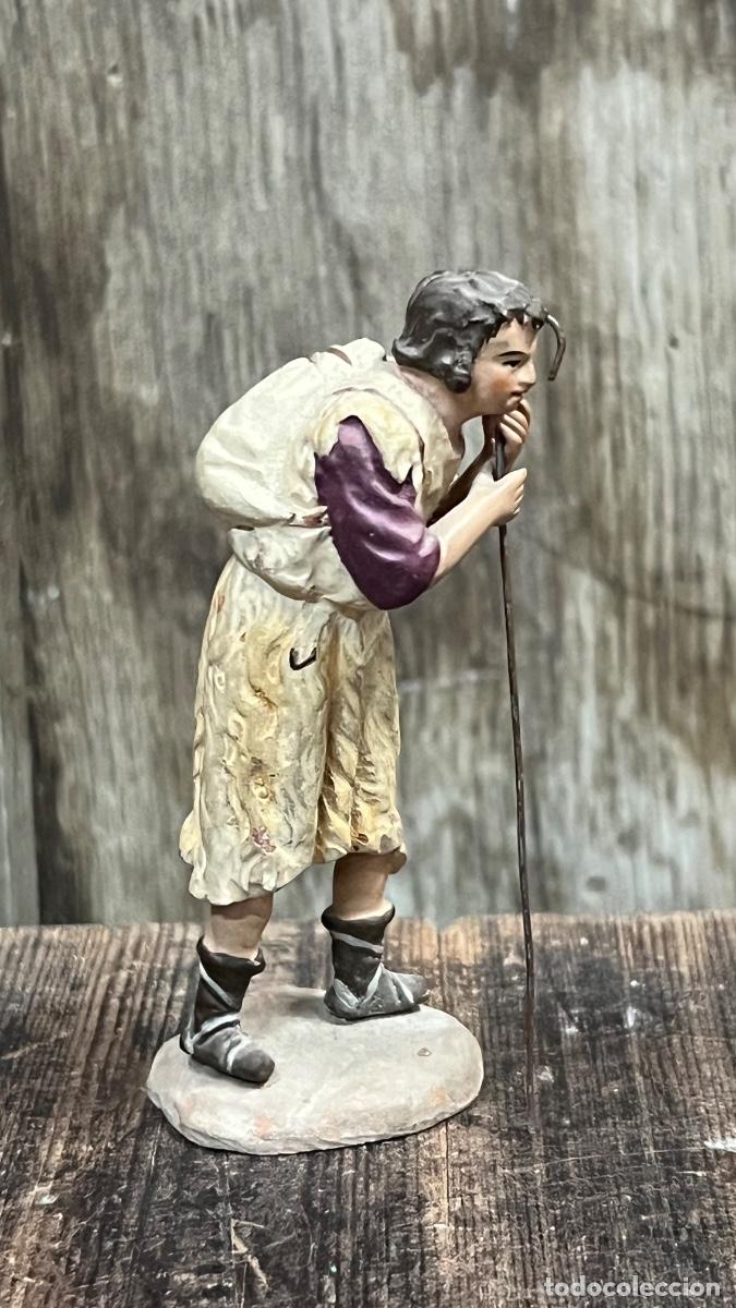 Figuras de Bel&eacute;n: Figura barro Bel&eacute;n antigua pastor vara y zurr&oacute;n pelliza cacharrer&iacute;a Murcia 9,5cms