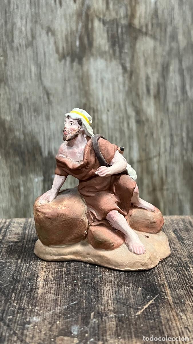 Figuras de Bel&eacute;n: Figura barro Bel&eacute;n antigua hombre descansando en roca turbante cacharrer&iacute;a Murcia