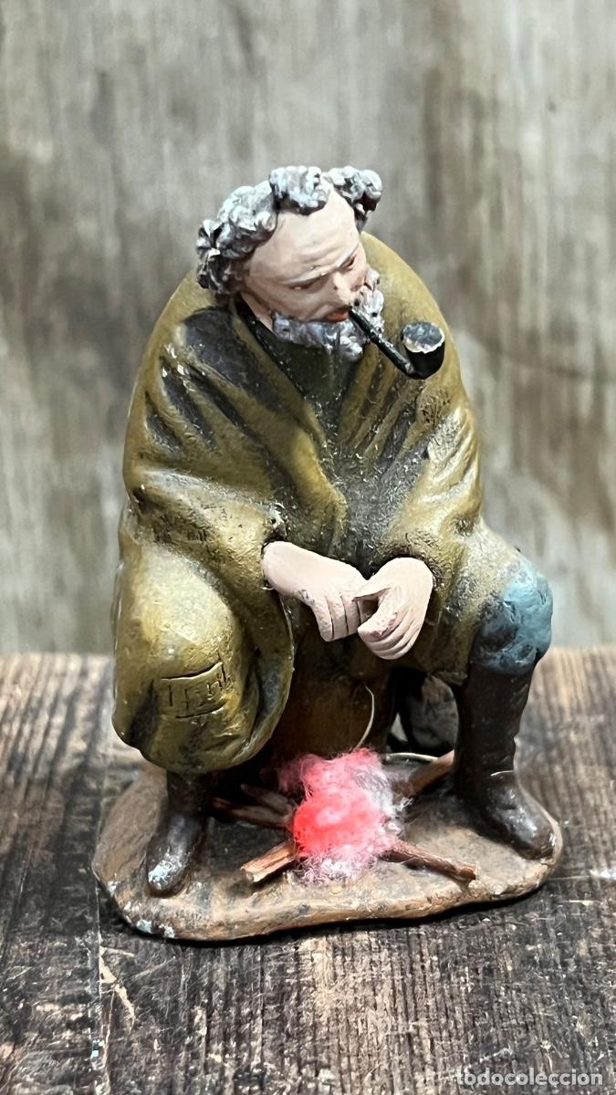 Figuras de Bel&eacute;n: Figura barro Bel&eacute;n antigua pastor con pipa calent&aacute;ndose fuego ortigas firma cacharrer&iacute;a Murcia