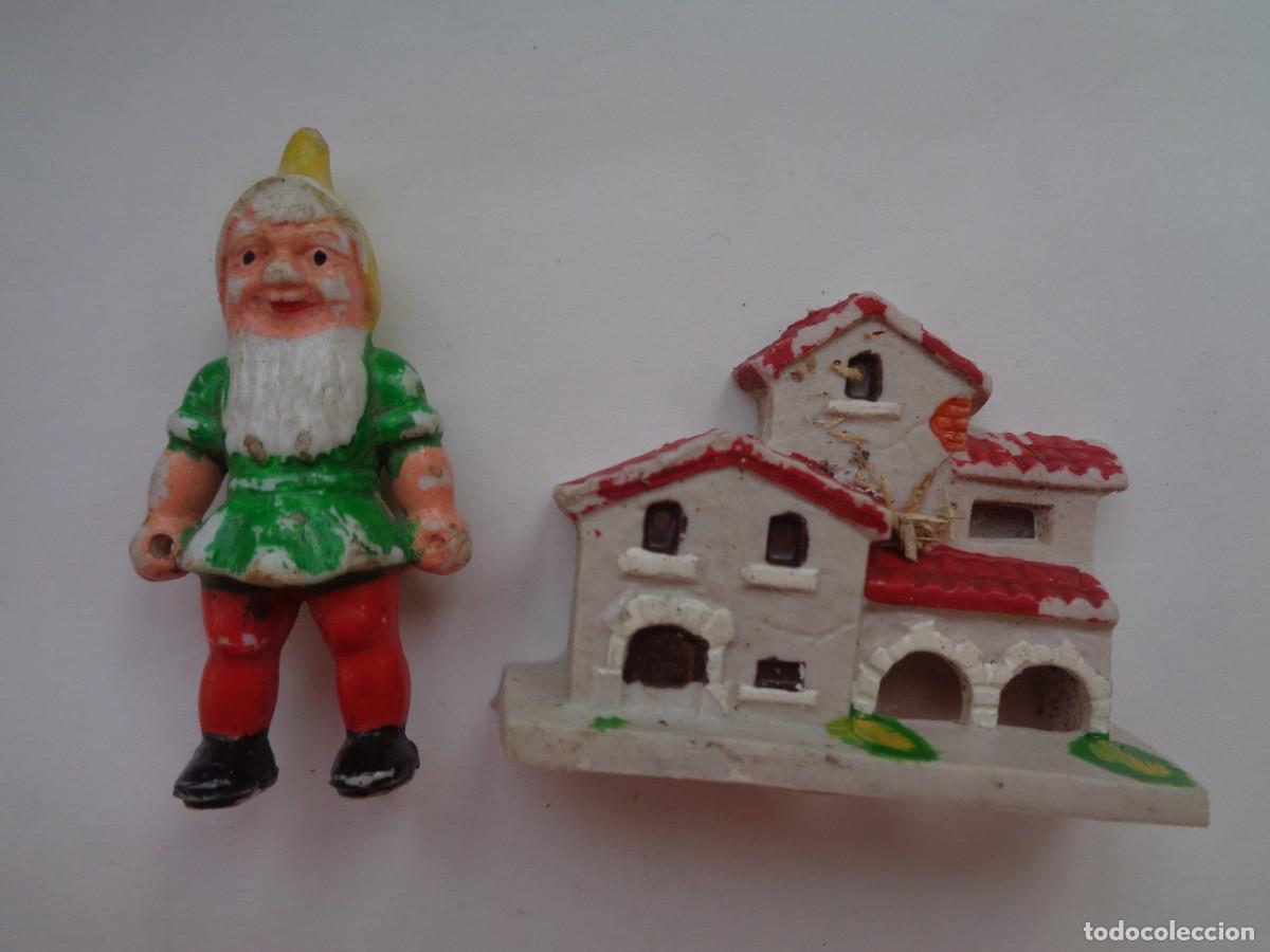 Figuras de Bel&eacute;n: LOTE DE 2 ANTIGUAS FIGURAS DE PLASTICO DEL BELEN : CASITA Y ENANITO PARA EL ARBOL DE NAVIDAD