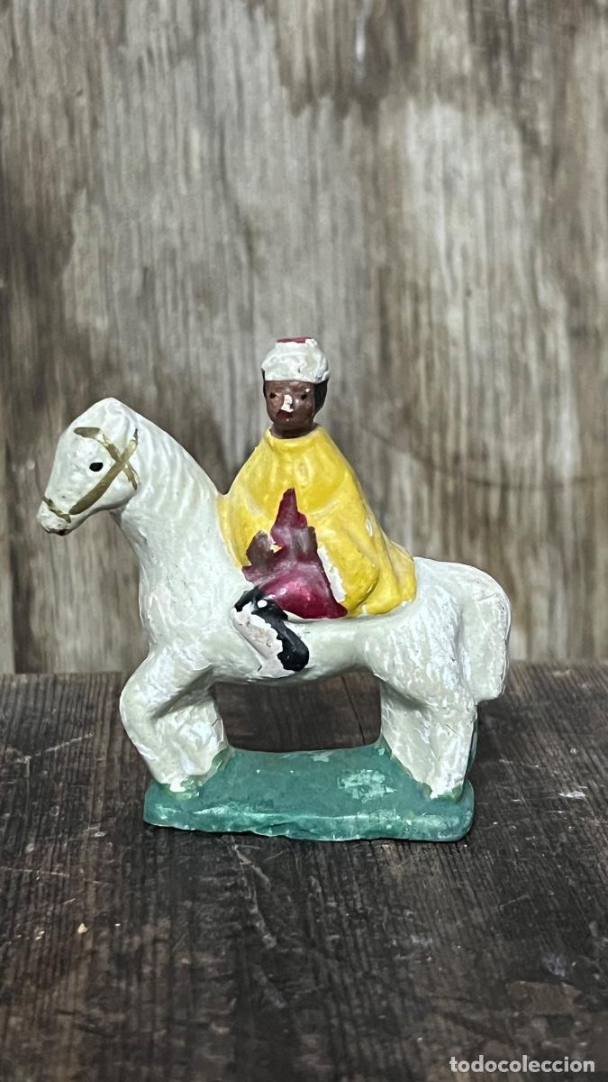 Figuras de Bel&eacute;n: Figura barro Bel&eacute;n antigua rey mago Baltasar a caballo cacharrer&iacute;a Murcia 7,5cms