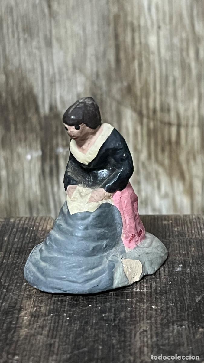 Figuras de Bel&eacute;n: Figura barro Bel&eacute;n antigua lavandera mujer lavando cacharrer&iacute;a Murcia 5,5cms