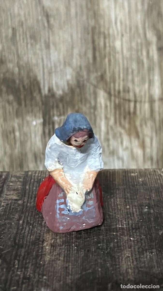 Figuras de Bel&eacute;n: Figura barro Bel&eacute;n antigua mujer lavando arrodillada lavandera cacharrer&iacute;a Murcia 5cms