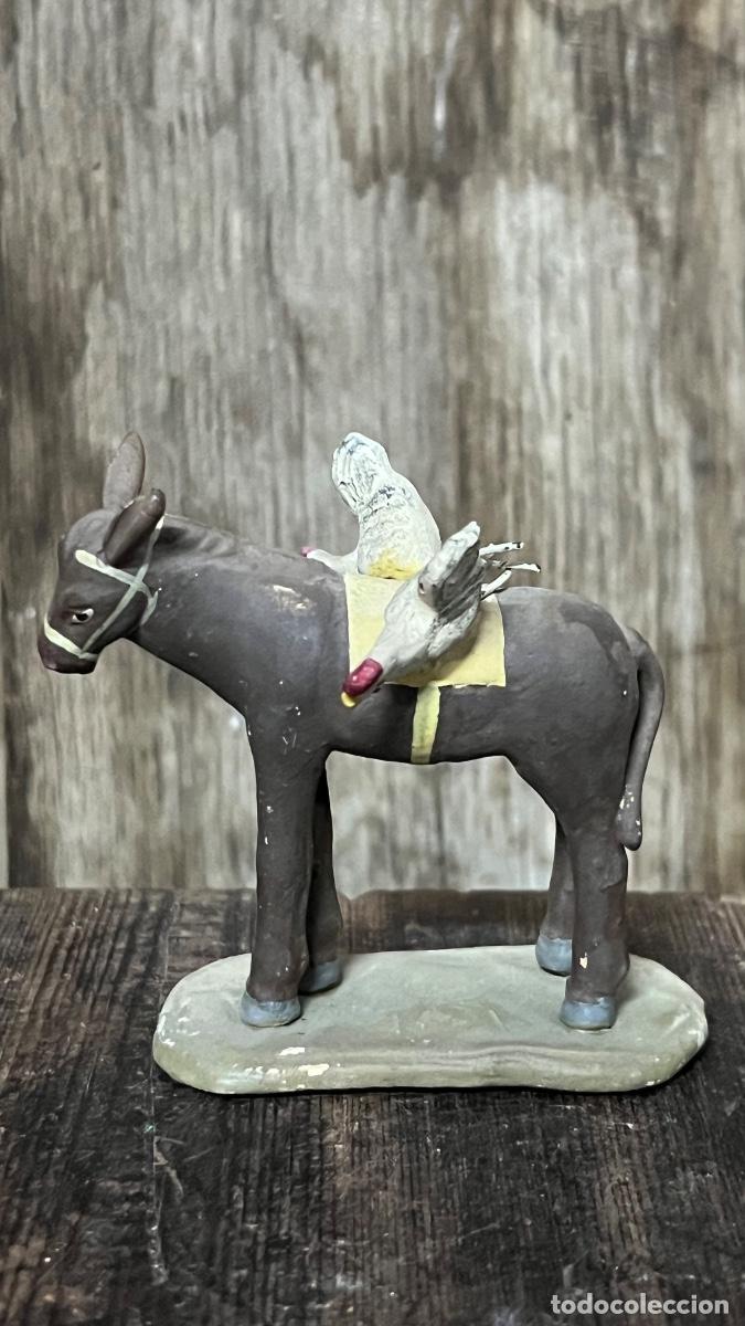 Figuras de Bel&eacute;n: Figura barro Bel&eacute;n antigua burro con gallinas cacharrer&iacute;a Murcia 7,5cms