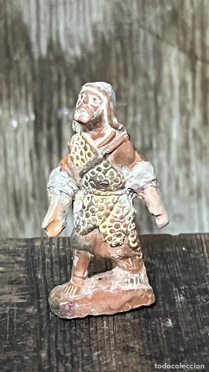 Figuras de Bel&eacute;n: Figura barro Bel&eacute;n antigua pastor pelliza cacharrer&iacute;a Murcia 4,5cms