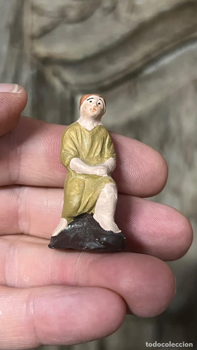 Figuras de Bel&eacute;n: Figura barro Bel&eacute;n antigua pastor hombre sentado roca cacharrer&iacute;a Murcia 4,5cms