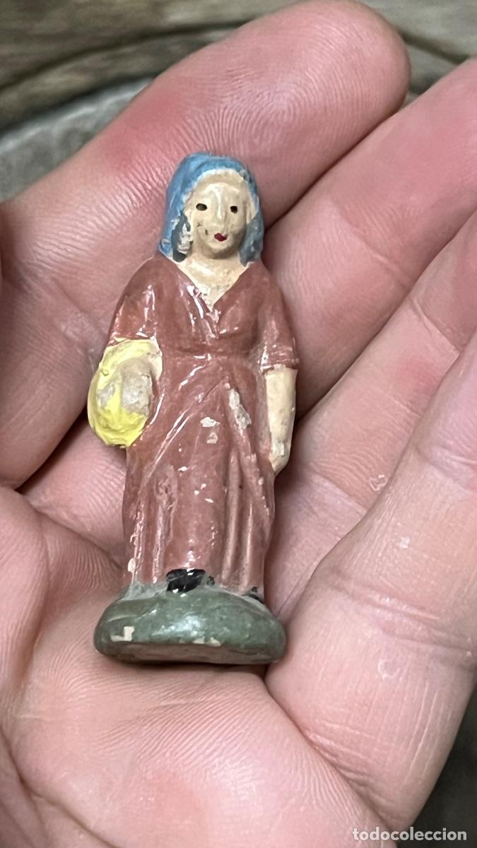 Figuras de Bel&eacute;n: Figura barro Bel&eacute;n antigua mujer con cesto cacharrer&iacute;a Murcia 5cms