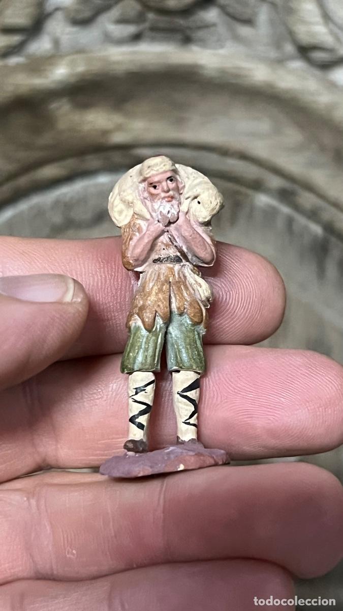Figuras de Bel&eacute;n: Figura barro Bel&eacute;n antigua hombre pastor oveja espalda cacharrer&iacute;a Murcia 5cms