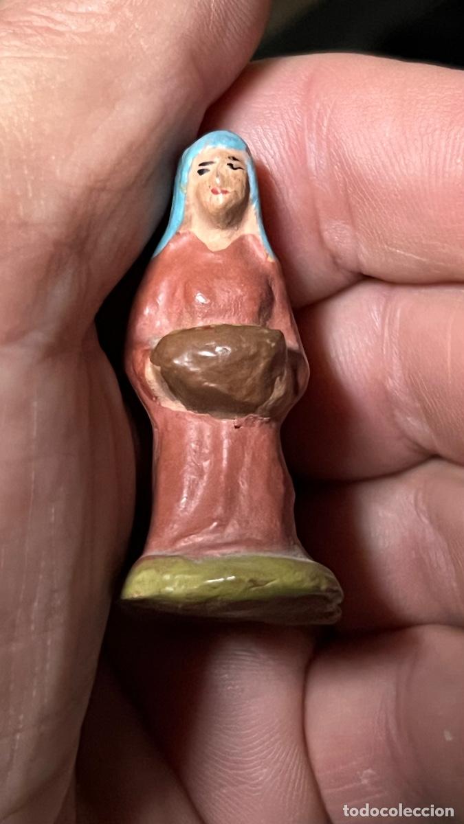 Figuras de Bel&eacute;n: Figura barro Bel&eacute;n antigua mujer arrodillada ofrendas frutos cacharrer&iacute;a Murcia 5cms