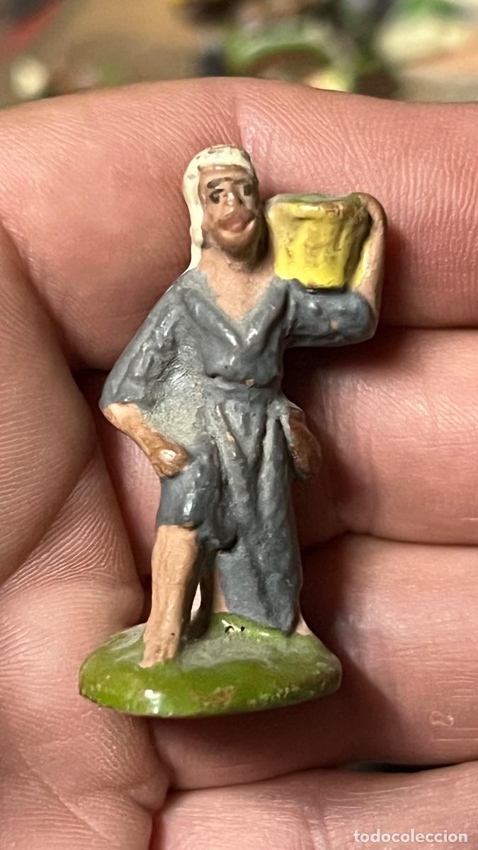 Figuras de Bel&eacute;n: Figura barro Bel&eacute;n antigua hombre cesto ofrendas rodillas cacharrer&iacute;a Murcia