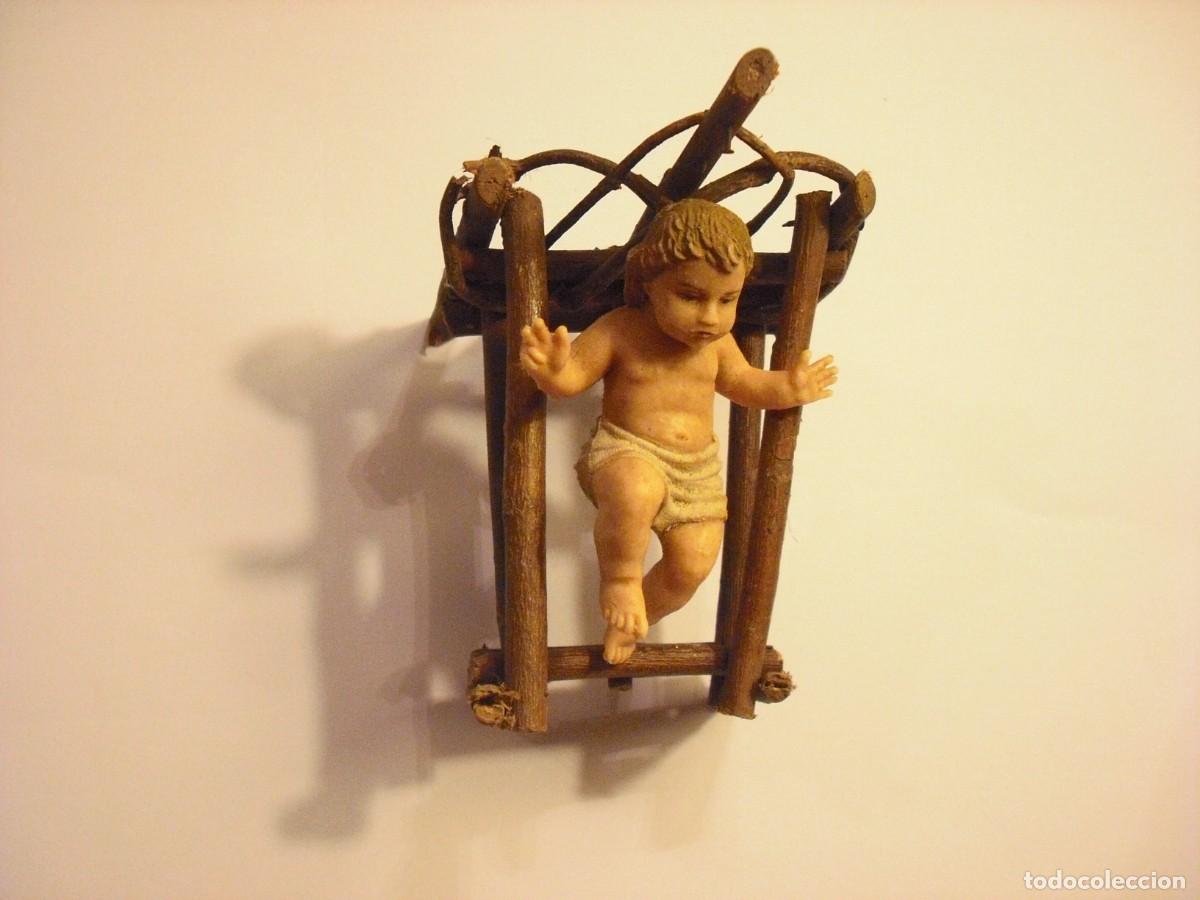 Statuine di Presepe: ANTIGUA FIGURA DE NI&Ntilde;O JESUS DE GOMA Y CUNA ARTESANAL DE MADERA HECHA CON RAMAS