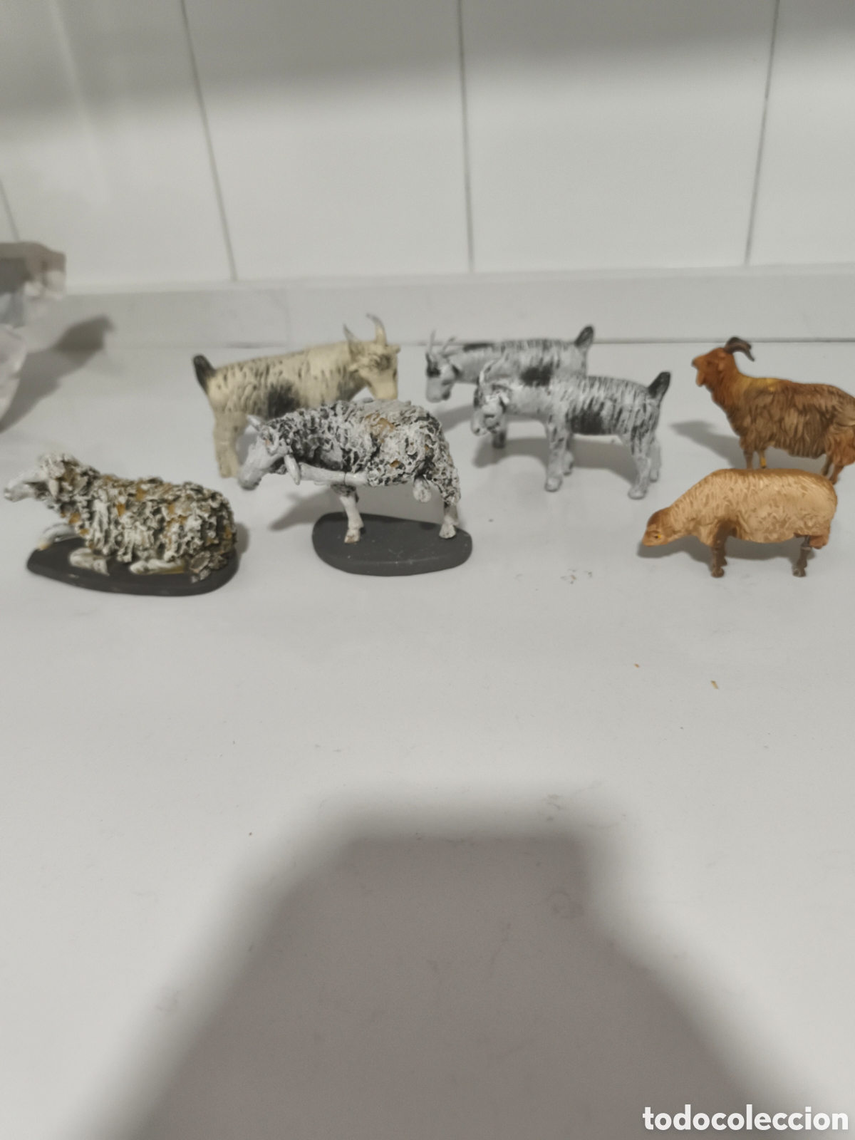 Figuras de Bel&eacute;n: Lote de antiguas figuras de animales cabras y ovejas de barro