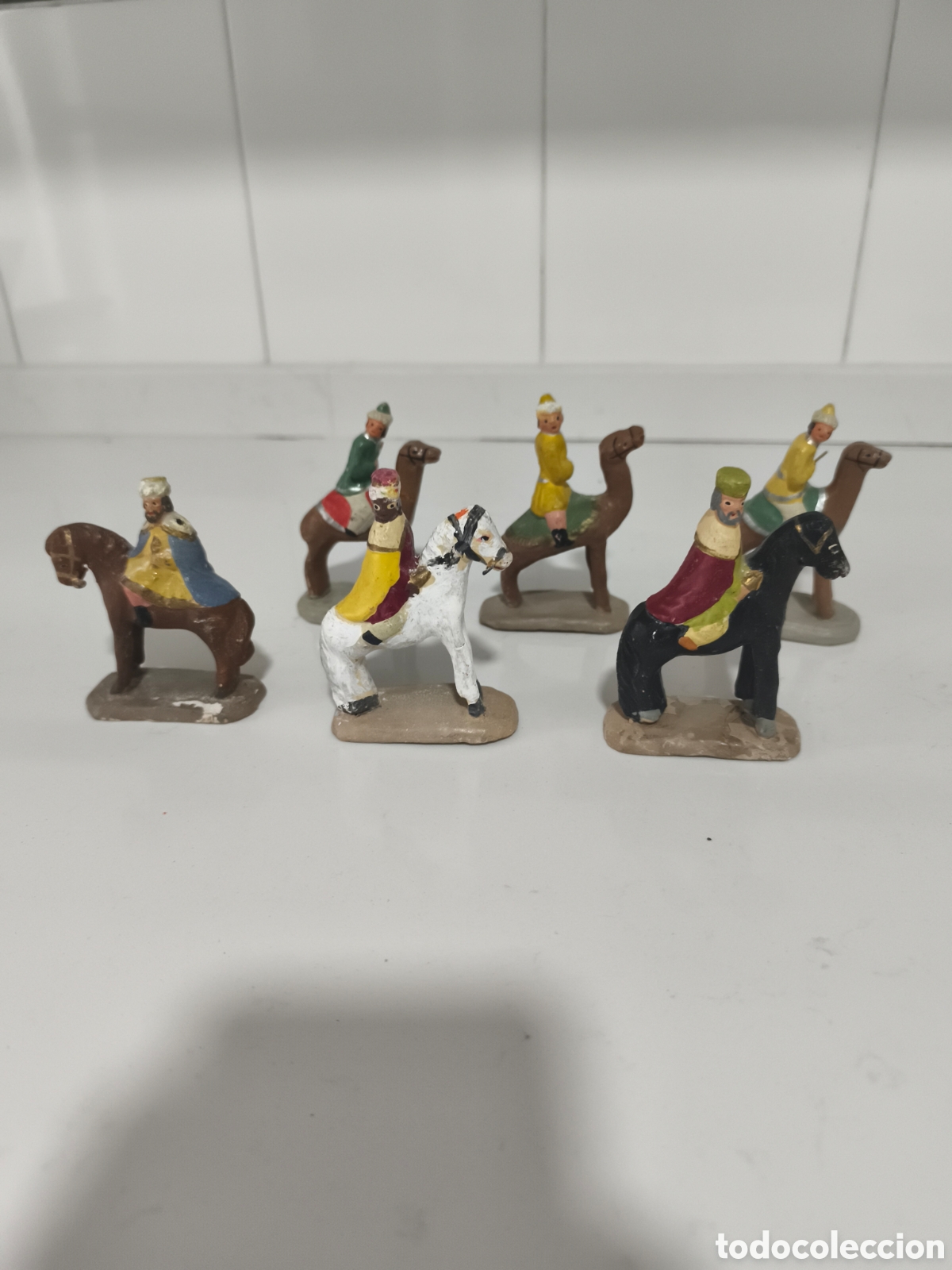 Figuras de Bel&eacute;n: Lote de antiguos Reyes magos a Caballo y en camello de Barro cocido en buen estado