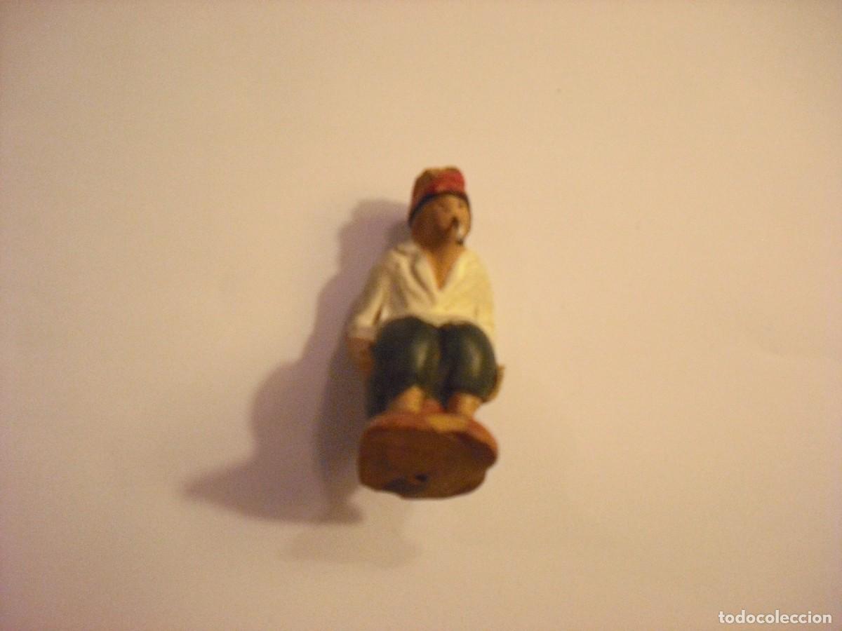 Figuren f&uuml;r Weihnachtskrippen: ANTIGUA FIGURA DE BELEN , EL CAGANER , DE TERRACOTA PINTADA A MANO